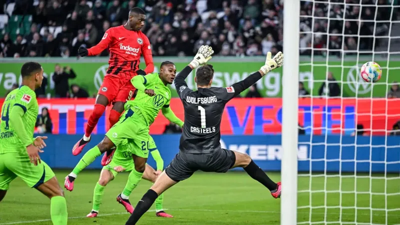 Cầu thủ Frankfurt với tình thần quyết tâm chống lại đối thủ Wolfsburg